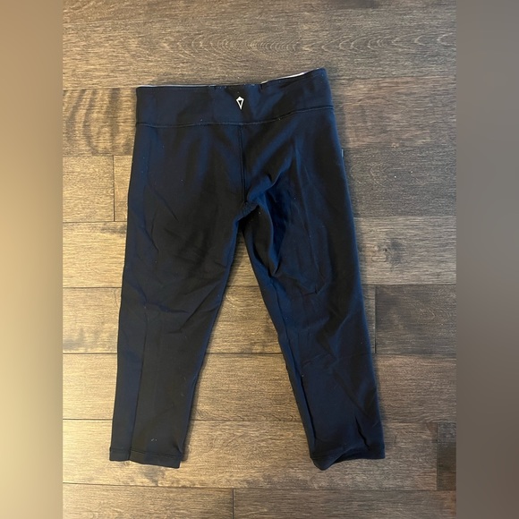 Iviva(kids lulu) capris pants - Picture 2 of 2